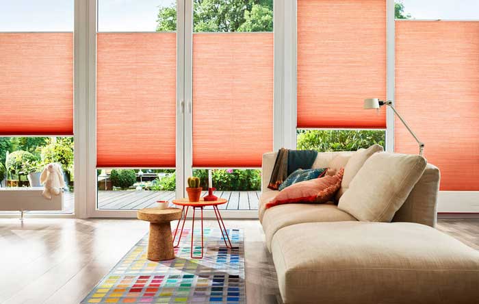 Raumstudio mit Sonnenschutz und Bodenbelägen